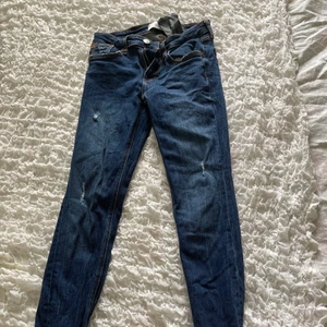 Zara skinny jeans i 34  - Säljer dessa zara jeans i storlek 34 eftersom dom är alldeles för små. Med rivna ändar. Normal waist 😊