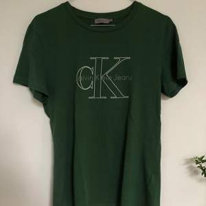 Grön Calvin Klein t-shirt i storlek S. Väldigt fin grön färg och endast använd ett fåtal gånger 