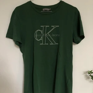 Calvin Klein t-shirt  - Grön Calvin Klein t-shirt i storlek S. Väldigt fin grön färg och endast använd ett fåtal gånger 