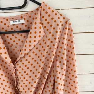 Prickig klänning  - En prickig klänning från Pieces❤️💗 köparen står för frakten 