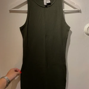 Klänning - Trikåklänning i fin mörkgrön färg. Stl xs, knappt använd. 100 kr inkl frakt, pris kan alltid diskuteras 