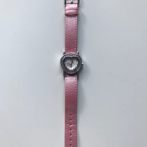 Fin Klocka - Gullig klocka i hjärtform med rhinestones 