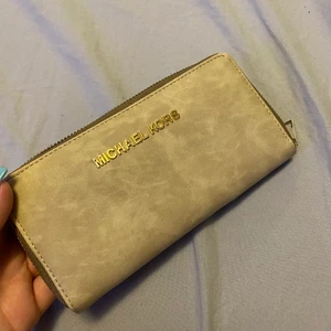 Plånbok  - En plånbok, med många korthållare och aldrig använd. Pris kan diskuteras. Du står för frakt