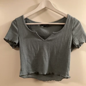 Topp från SHEIN strl S - Fin croppad topp strl S. Hämtas i Bromma eller skickas, köparen står då för frakt 