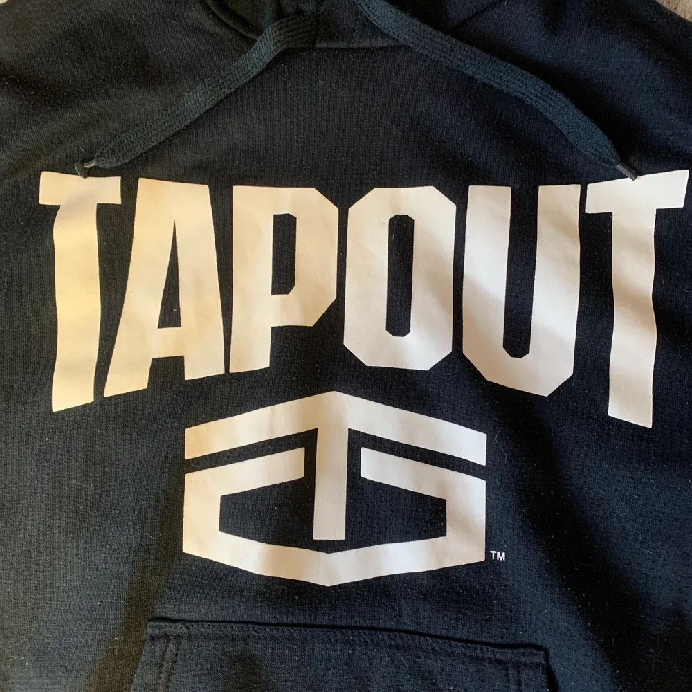 Blå loose fit tapout hoodie i bra skick. Skriv om ni vill ha måtten av plaggen. 📍står ej för leveransen 📍. Tröjor & Koftor.