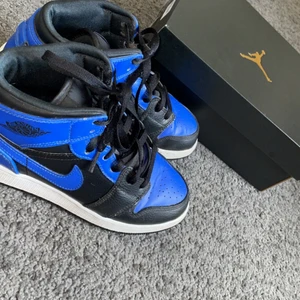 Jordans 1  - Blåa Jordans 1 storlek 38.5 som köptes för 849kr. Bra skick då jag inte använt dom jättemycket . Säljs pga kommer inte till användning så ofta då dom knappt passar . Börja buda från 700kr. Köpare står för frakt ! 