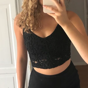 Topp - Säljer denna snygga svarta toppen från zara. Den är S men eftersom den är ganska liten skulle jag säga att den passar perfekt på en xs också. 
