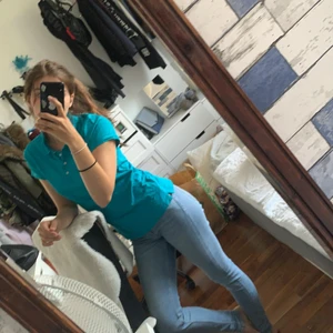 Pikétröja  - Jätte fin turkos blå pikétröja som är in sydd. Det står på den att den är L men jag skulle säga att den är S för jag har S o den är min storlek. Knappt använt. 