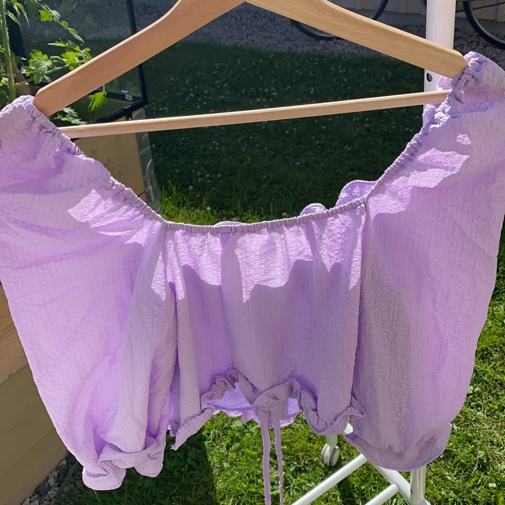 Superfin lila topp från Shein i storlek M 💜💜 Köpte den nyligen men säljer då den tyvärr var för liten. Skulle mer säga att den är som en XS/S samt att den är väldigt åtsittande vid bysten. Annars är den superfin och den har även en dragkedja på sidan (se bild). Inköpt nyss och helt oanvänd, därav priset <3 Samfraktar gärna med andra plagg och betalning sker via Swish!. Toppar.