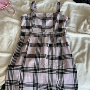 Klänning  - Säljer denna galet snygga klänningen! Den har dragkedja och slits, använd 1 gång och inga defekter. Skriv gärna för fler bilder och om du har några frågor💜kolla gärna in de andra jag säljer💜ju mer du köper desto billigare blir det💜