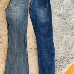 Två par jeans😋 - Två Jeans som har används få gånger, en av de har utsvängda på sidan och de andra tajta. Storlek 152 på samma och Frakt 54. 💙🤪✨ 