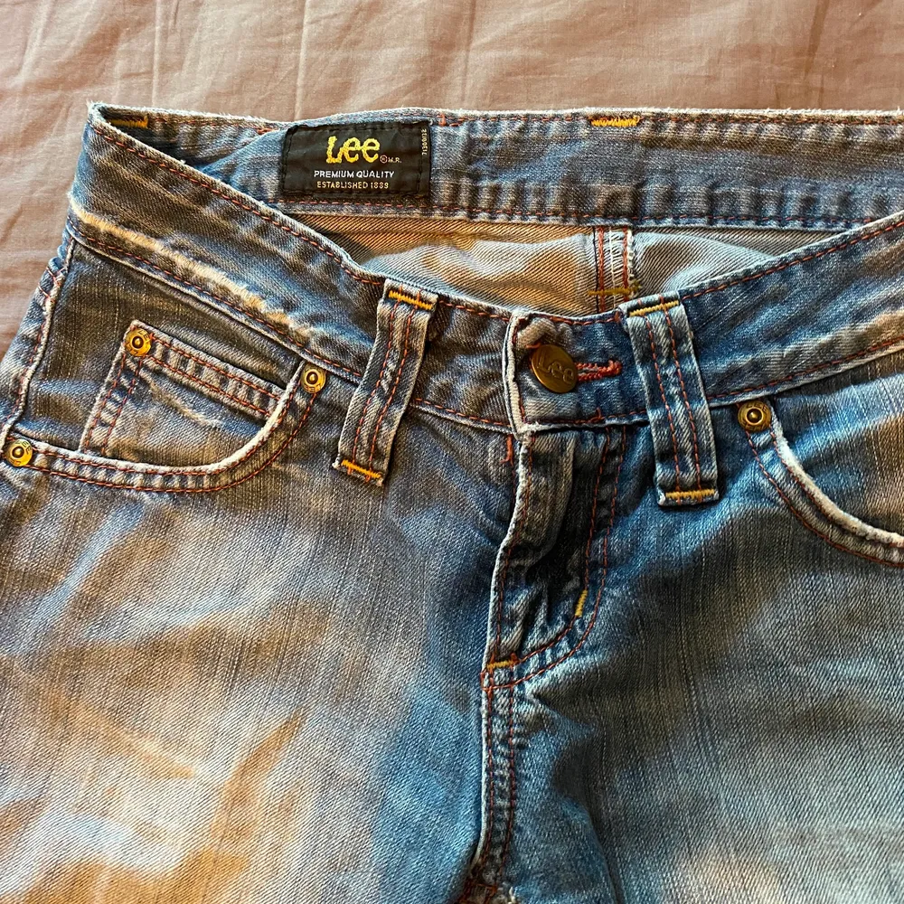 Säljer dessa ursnygga low waisted jeansen från lee som svänger ut lite i benen, säljer då dom är försmå för mig💓 buda! 🥰. Jeans & Byxor.