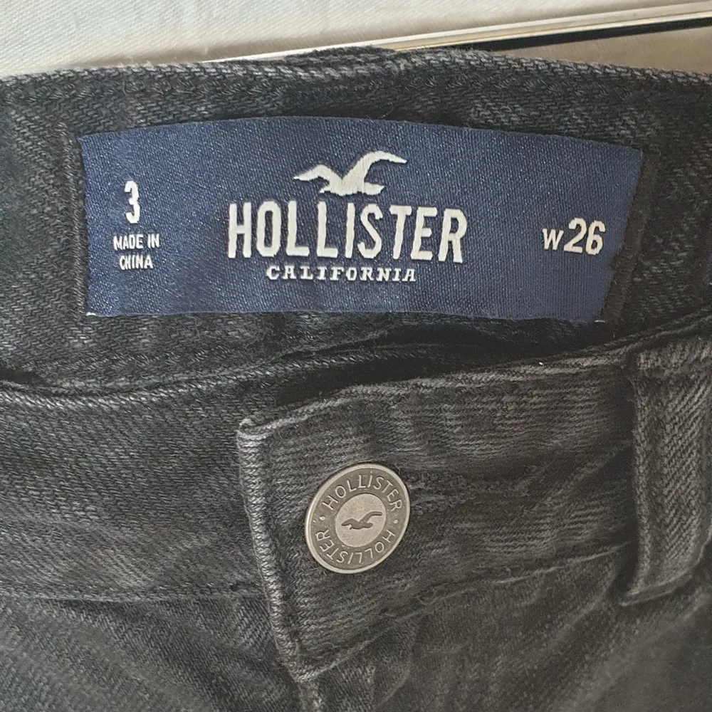 Svart jeanskjol från Hollister. 🙂 Sitter högt i midjan och materialet är non-stretch. Använd 2 gånger. . Kjolar.