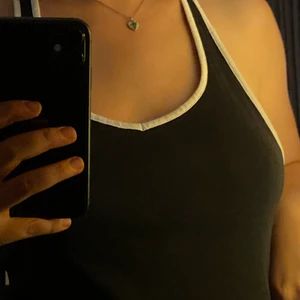 Klänning  - Säljer en jättefin brun klänning från H&M, som tyvärr inte kommer till användning längre. Köpt second hand!! Bilderna blev inte rättvisa, så fråga gärna efter fler bilder om ni är intresserade:) 