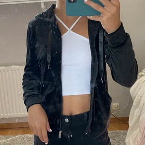 zip hoodie, strl S - Fin zip hoodie i strl S från Gina Tricot 💕 Buda från 30kr + frakt eller köp direkt för 60kr + frakt 💕 frakten kostar 66kr och är spårbar