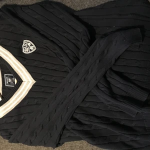 Gant tröja strl L - Sparsamt använd vringad Gant tröja som är i riktigt fint skick :) säljes pga att jag blivit fattig student hehe 