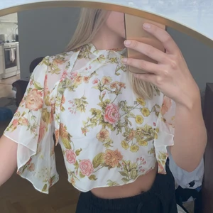 Oanvänd blus med lappen kvar - Romantisk sommarblus 💕 Lapparna kvar, aldrig använd.  Storlek L men jag är xs/S och den sitter perfekt på mig, därför det står S i annonsen. 