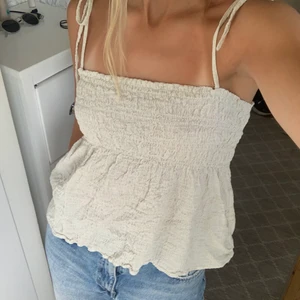 Zara topp  - Säljer den här populära slutsålda zara toppen, använd en gång så i jättebra skick!! Går att ha som bandeu topp oxå🥰  Buda i kommentarerna❤️ Budet är exklusive frakt🥰 Köp direkt för 250kr plus frakt!