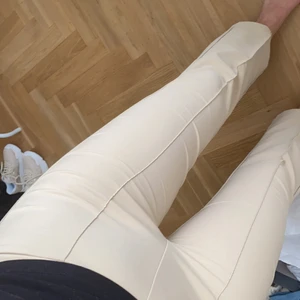 Supermjuka stretchiga byxor i beige - Kostymbyxor i perfekt skick, superbekväma och stretchiga. Passar till allt 💕