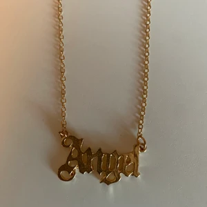 Halsband - Guldigt (ej äkta) halsband, nyskick. Säljer för 20 kr❤️