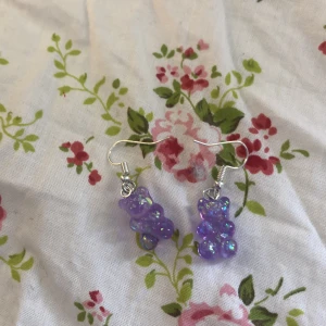 Örhängen - Jag säljer örhängen som jag för själv! Skulle aldrig köpa färdiga örhängen och sälja vidare! De är ett par gummi björnar. När ni beställer gör jag dem då. Så jag har inte en massa färdiga som ligger och väntar❤️