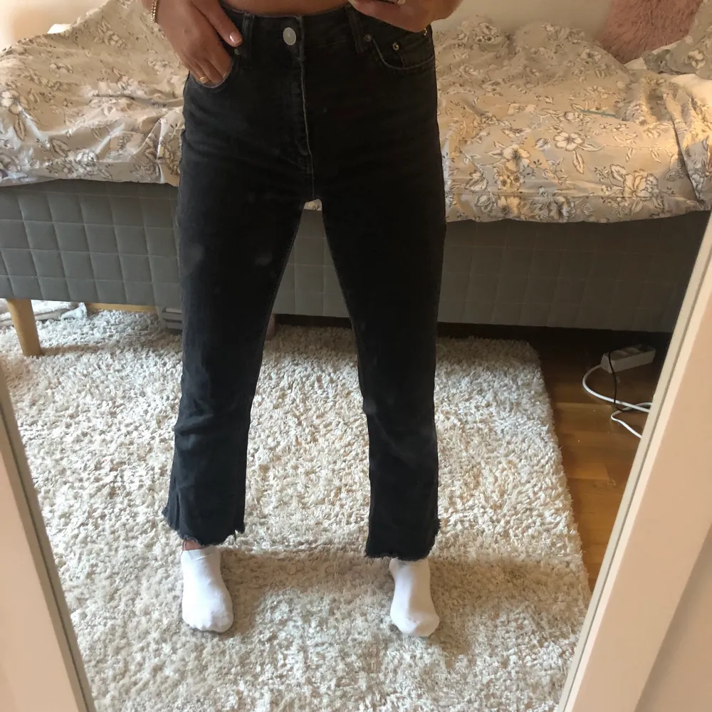 Jeans i en superfin grå/svart färg. Modellen heter ”perfekt jeans” Köpte för 400 men säljer för 150kr. Säljer då de tyvärr inte kommer till användning💕. Jeans & Byxor.