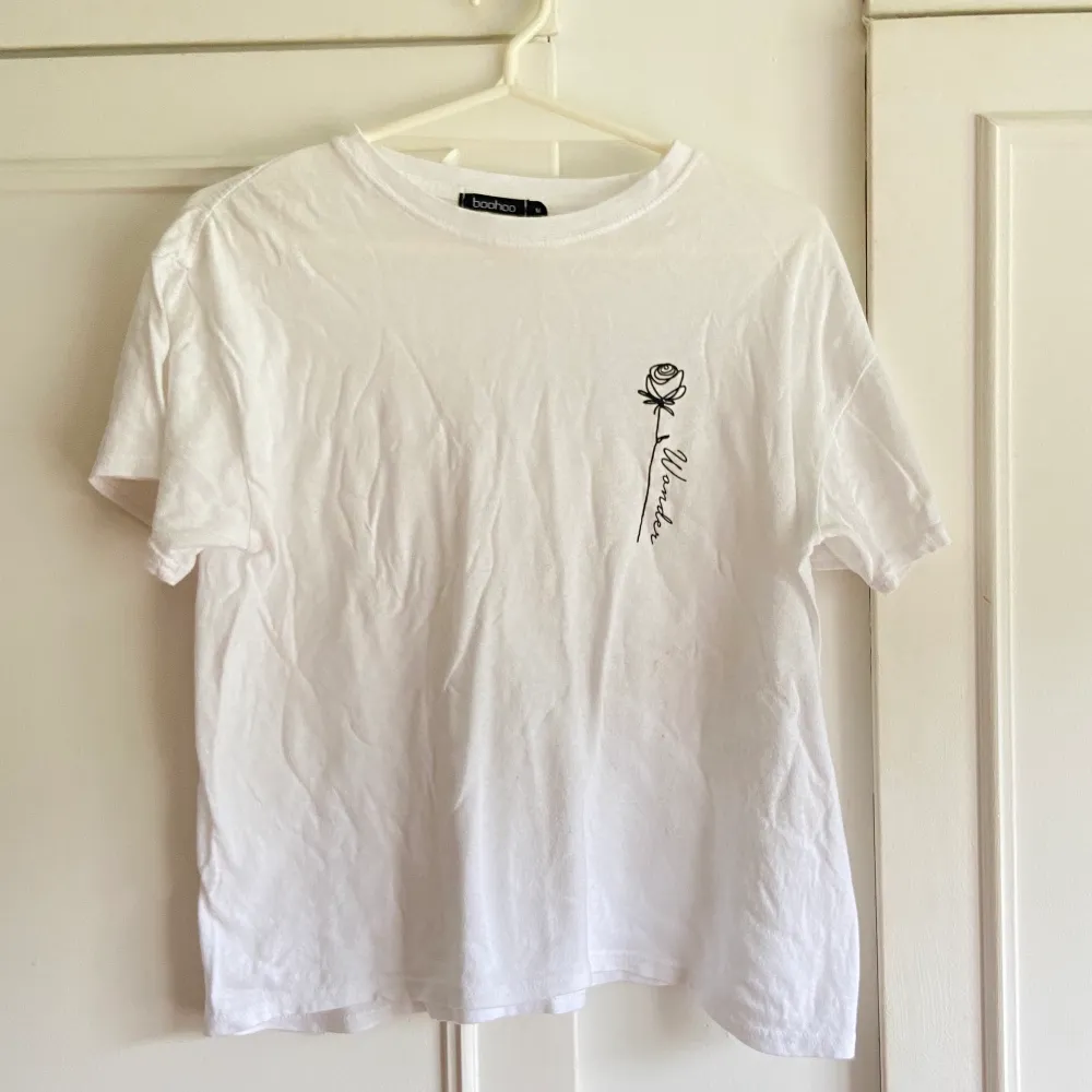 T-shirt med ett litet tryck på vänstra bröstet! Storlek M från Boohoo🌷 Används inte! FRAKT INGÅR I PRISET. T-shirts.