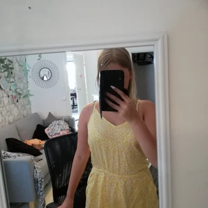 H&M byxdress storlek 34 - En H&M byxdress, bra skick den är aldrig använd. Köpte den för 40 kr men säljer den för mig 20kr + frakt. Pris lappen sitter kvar. Köparen står för frakten. Passar både större och mindre. 