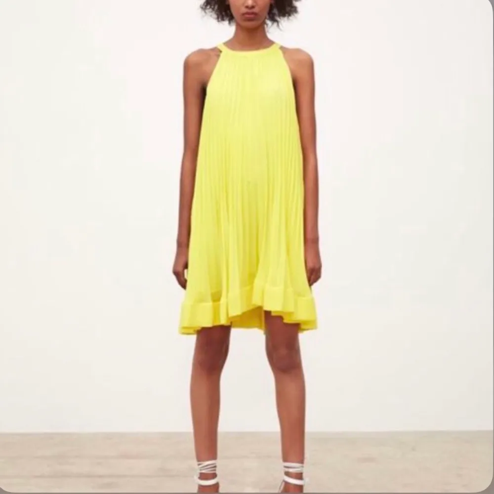 Säljer en slutsåld superfin gul plisserad Zara klänning i stl XS.. Klänningar.