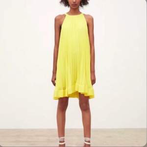 Säljer en slutsåld superfin gul plisserad Zara klänning i stl XS.