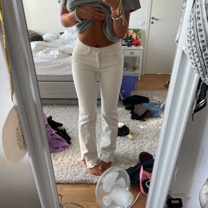 Beiga jeans - Säljer mina beiga jeans med slits!! Sitter super och är perfekta på mig för är 176👍🏼 Dom ser vita ut på bilden men är beiga! 