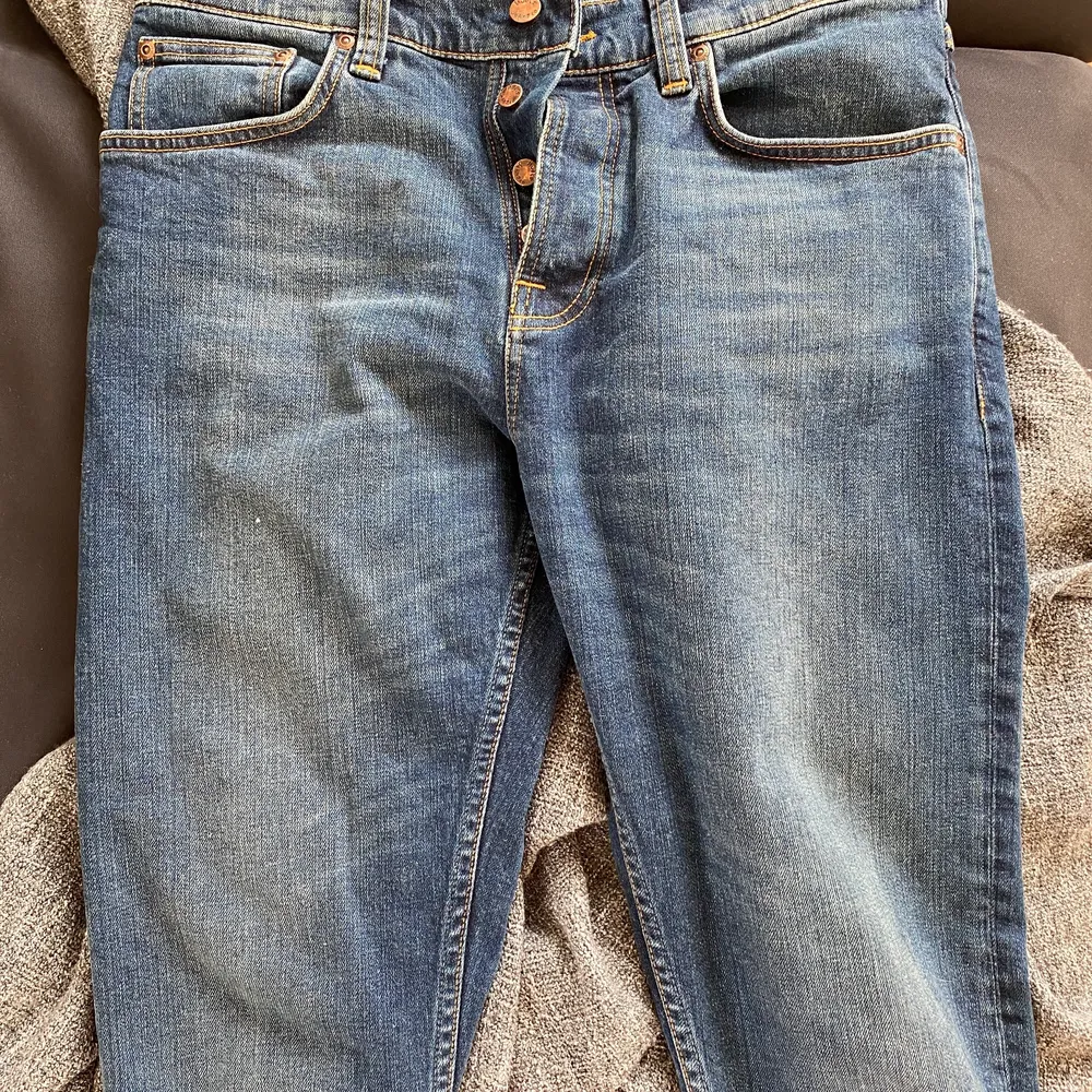 Köpte jeansen men kände att dem inte riktigt passade min stil, dem är knappt använda och är köpta på åhlens city för ca en månad sedan. Kan gå ned i pris vid snabb affär. Jeans & Byxor.