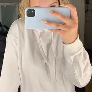 vit hoddie  - en vanlig vit hoddie från cubus, fint skick, storlek s, passar även xs 