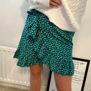 Grön/blå kjol - Hej! Säljer denna söta kjol från Shein då den inte kom till så stor användning för mig. Använd ett fåtal gånger men skicket är som nytt! Köparen står för frakten 💗