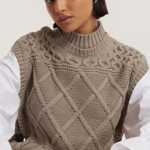 Stickad väst - Superfin stickad väst från NAKD i storlek xxs/xs men sitter mer som en S. Skönt material och passar perfekt till hösten. Färgen gör sig rätta på första bilden 💕