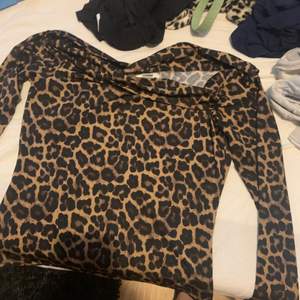 En leopardfärgad bluse som man ser albanens i storlek M men folk som har s kan oxå använda tyckte inte om den så har inte använt den