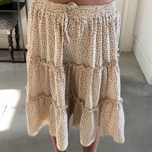 Blommig kjol  - En blommig kjol från shein. Med en liten Knut längst upp ! Den är oanvänd . Storlek S och super gullig till en vit t-shirt 🥰 