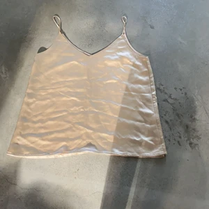 Guldigt  linne  - Ett guldigt linne från somsøe ø samsøe storlek S men skulle nog passa M också väldigt skönt material ! 💕