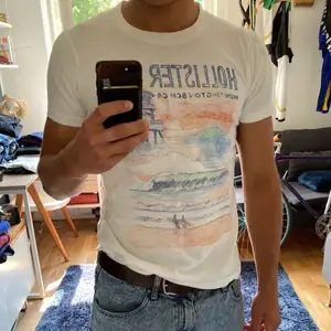 T-shirt från Hollister som använts flitigt. Mycket fint motiv på framsidan. Dock lite svarta fläckar på höger Axel (se bild 3). Vet ej vad det är men syns inte när tröjan sitter på. Kan skickas mot fraktkostnad.