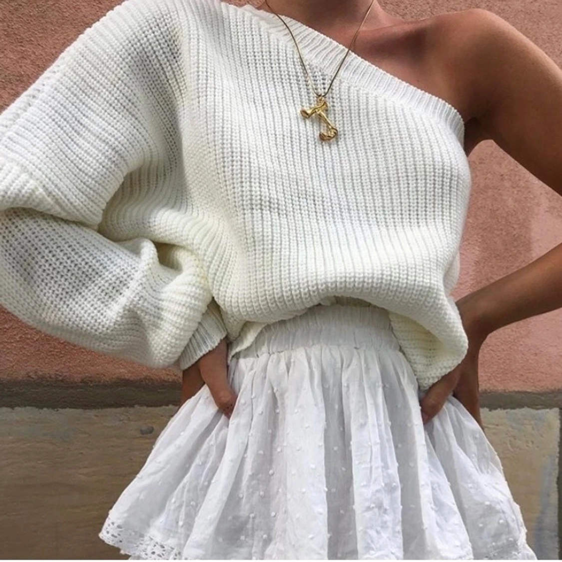 Off-shoulder stickad tröja!