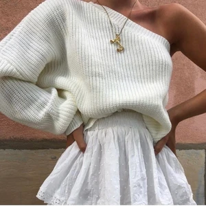 Off-shoulder stickad tröja! - Säljer denna mysiga off-shoulder tröjan från By Anastasia. Knappt använd, jättefint skick! Köptes för 349kr, säljer för 150kr+frakt🥰