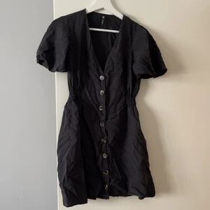 Klänning Zara - Klänning från zara i skönt material. Storlek XS. 👗 Köparen står för frakten 😋