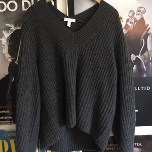 Mörkgrå stickad tröja med V-ringning  - Mörkgrå stickad tröja med V-ringning från H&M. Knappt använd men säljer då den är för stor för mig. Skriv för fler bilder eller frågor :) 