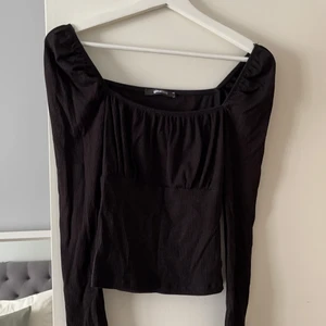 Topp  - Topp från Ginatricot men liten puffärm. Storlek XS. Köparen står för frakten 🥰