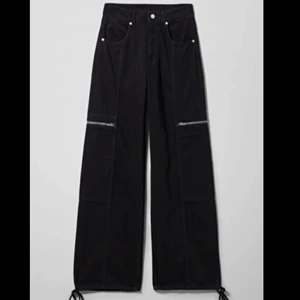 Vida byxor  - Säljer dessa vida byxor från weekday, endast testade, då de inte används. Pris kan diskuteras! Nypris: 600kr