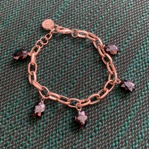 🖤Snö armband🖤 - Silvrigt snö armband med mörka stenar. Köparen står för frakt! 🖤