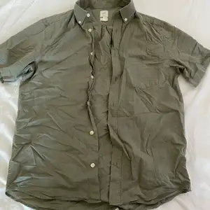 grön skjorta från hm. skjortan är i väldigt bra skick och är inte använd så ofta. storlek S i regular fit. säljer eftersom den var för liten. köpare står för frakt. 