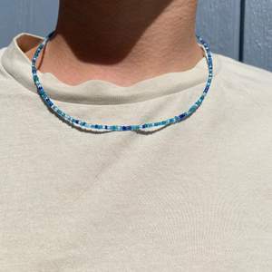 Trendigt blått halsband gjort på glaspärlor. Köparen står för frakten🌸