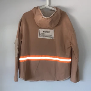  Hoodie Från zara storlek s  - En Hoddie som har reflexer runt hela midjan framfickor som en stor till båda händerna. Det finns en ficka på armen där en telefon får plats. Tröjan är toppen när man ska ut och gå på kvällen kanske. Ny pris 400kr. Köparen står för frakten.