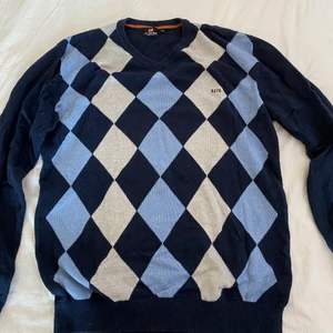 blå rutigt stickad tröja - jättesnygg blå stickad tröja med rutor. köpt secondhand men i väldigt bra skick. storlek XL och sitter snyggt oversized. säljer eftersom den inte kommer till användning. köparen står för frakt. 